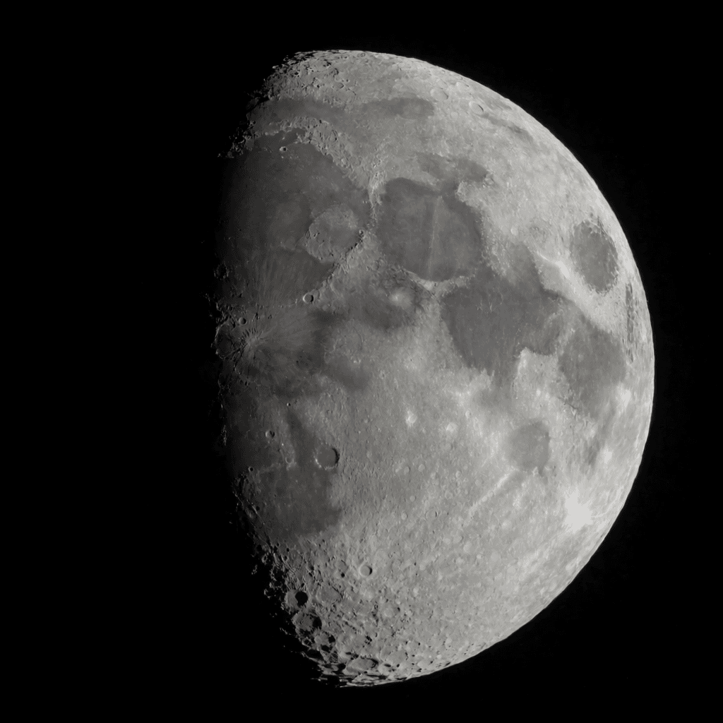 Lua crescente gibosa domina o céu desta quinta-feira (23/07/2026); saiba como observar o espetáculo
